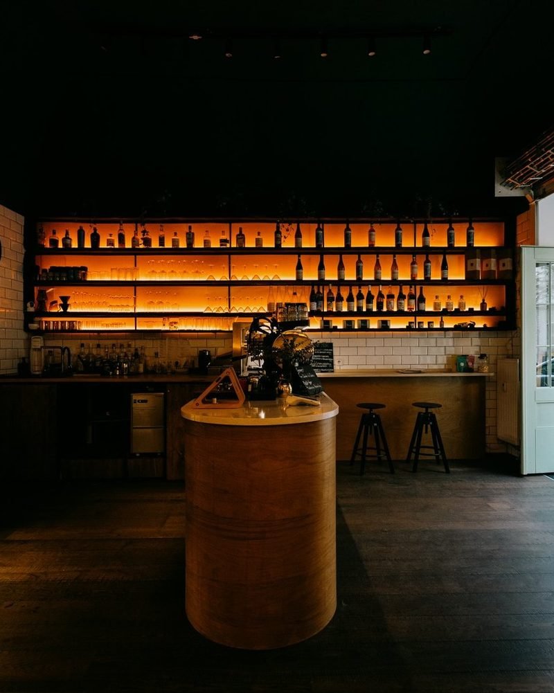 Bar Wild Cafe s podsvícenými policemi a nápisem WILD