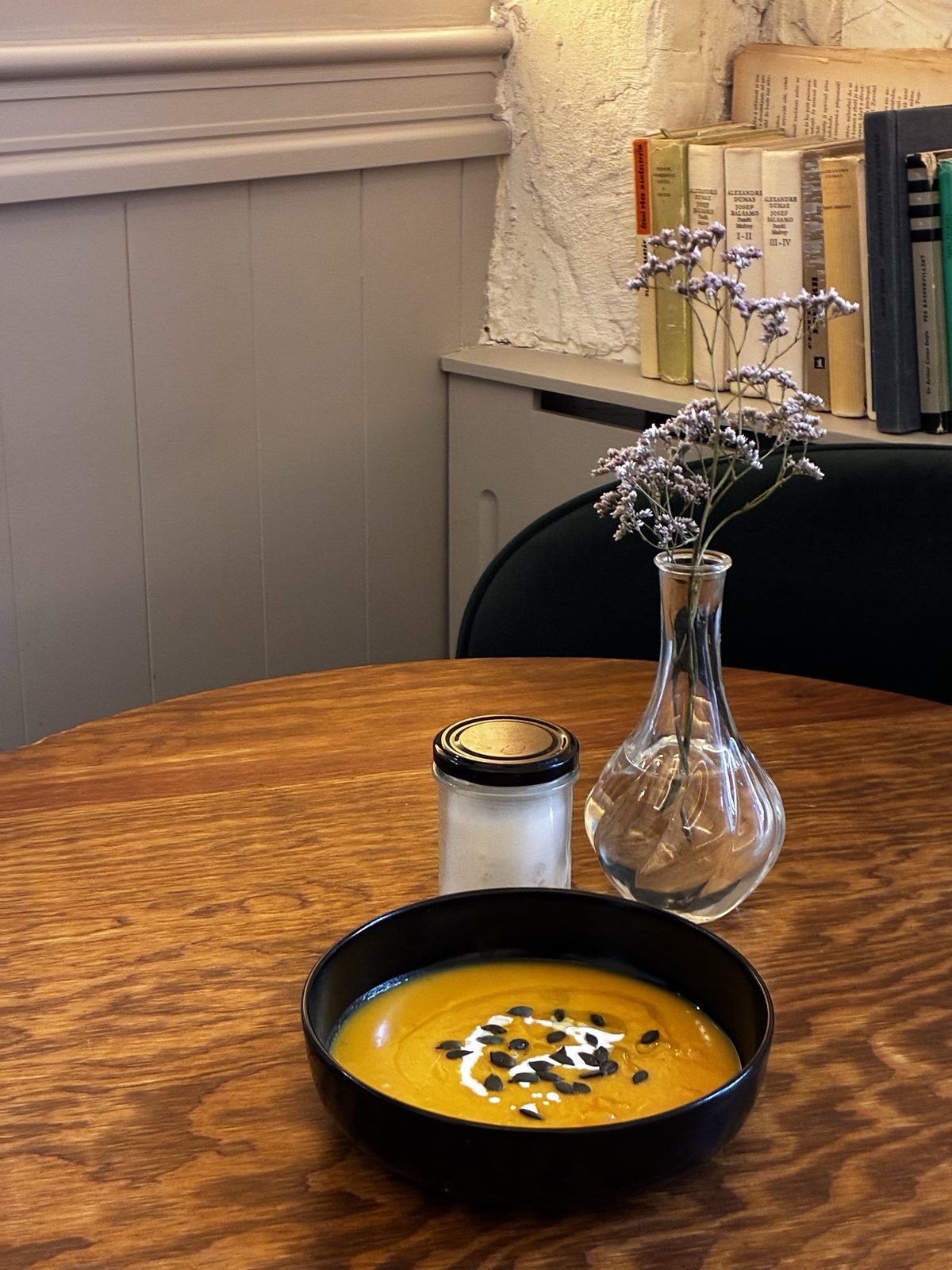 Dýňová polévka s dýňovými semínky v černé misce